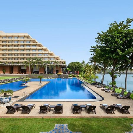 Cinnamon Lakeside Κολόμπο Εξωτερικό φωτογραφία The pool at the Taj Bengal