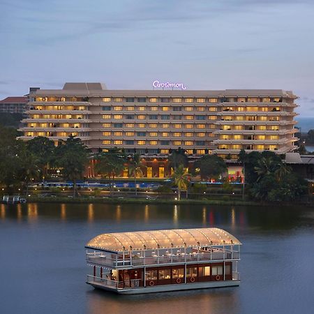 Cinnamon Lakeside Κολόμπο Εξωτερικό φωτογραφία The hotel and the floating restaurant