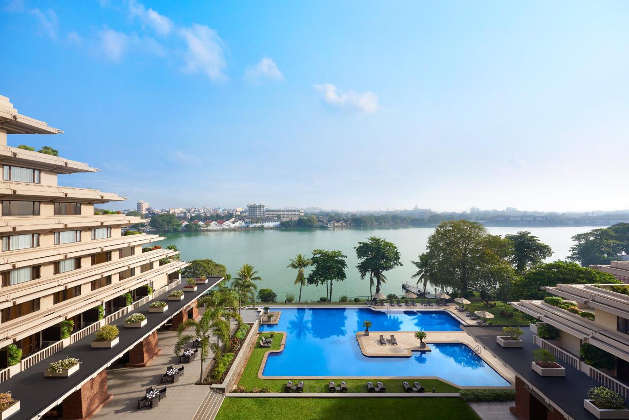 Cinnamon Lakeside Κολόμπο Εξωτερικό φωτογραφία View of the pool at the Taj Bengal