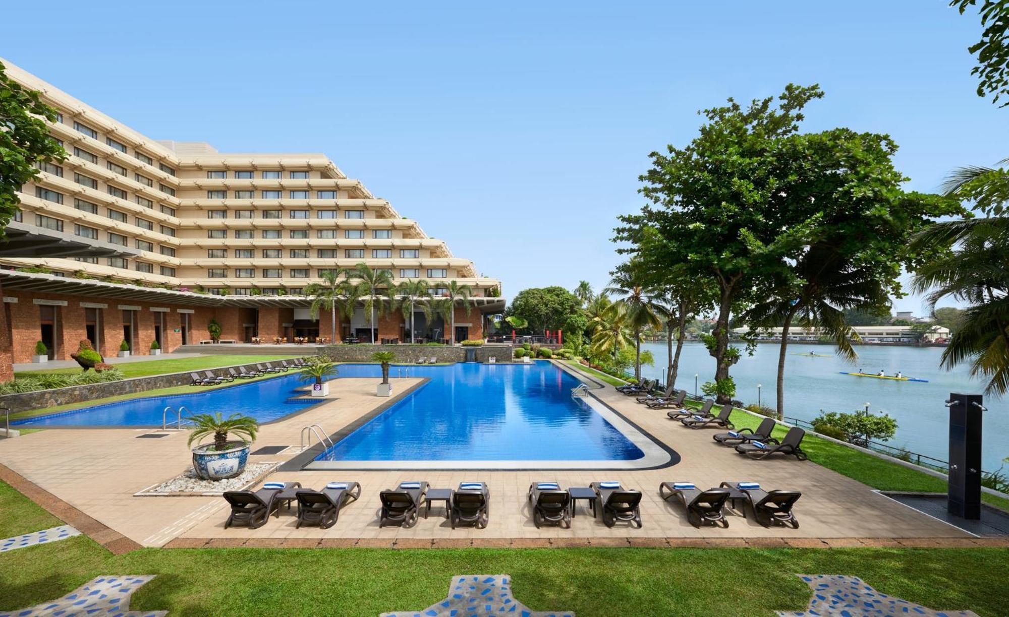 Cinnamon Lakeside Κολόμπο Εξωτερικό φωτογραφία The pool at the Taj Bengal