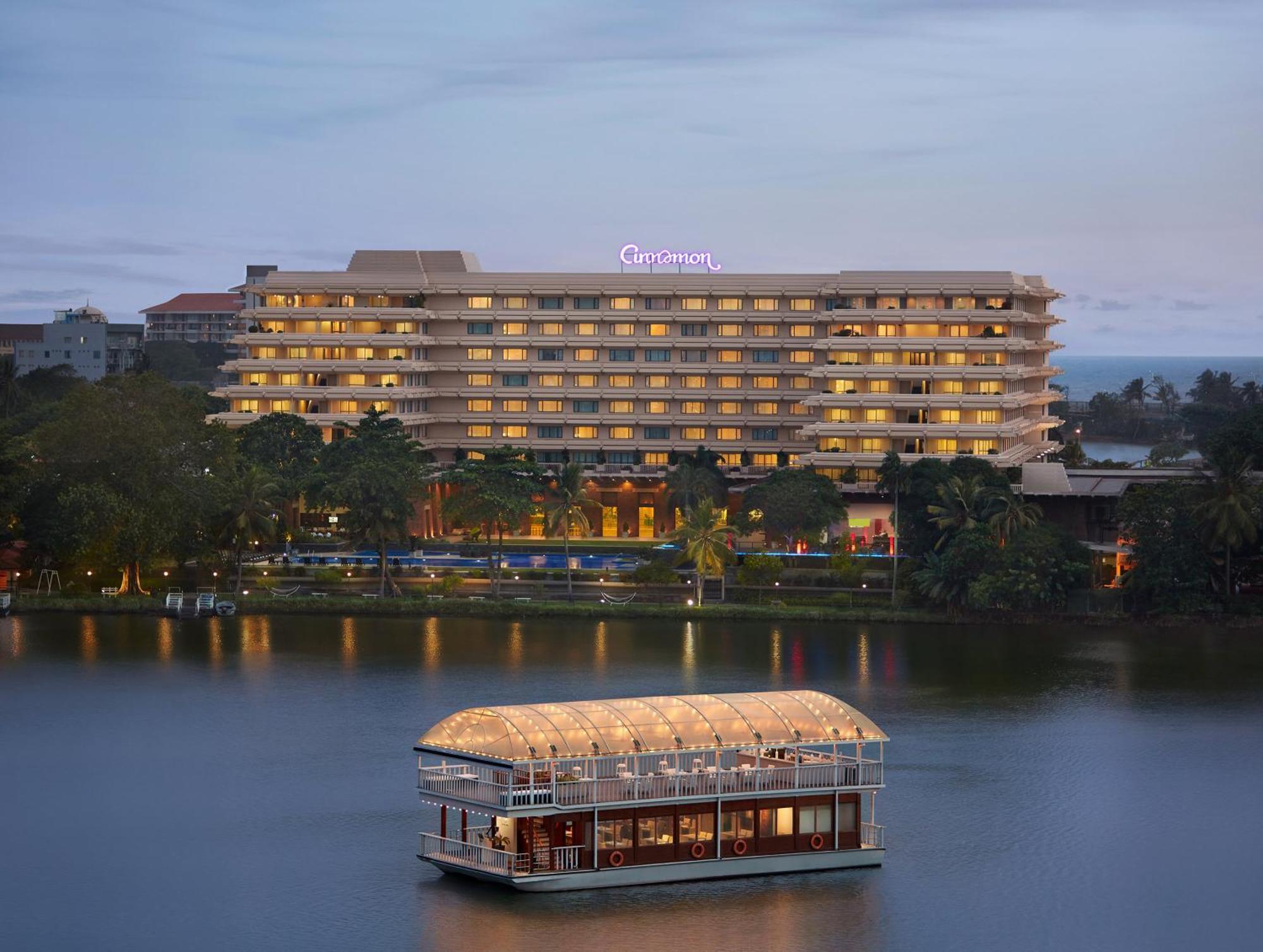 Cinnamon Lakeside Κολόμπο Εξωτερικό φωτογραφία The hotel and the floating restaurant