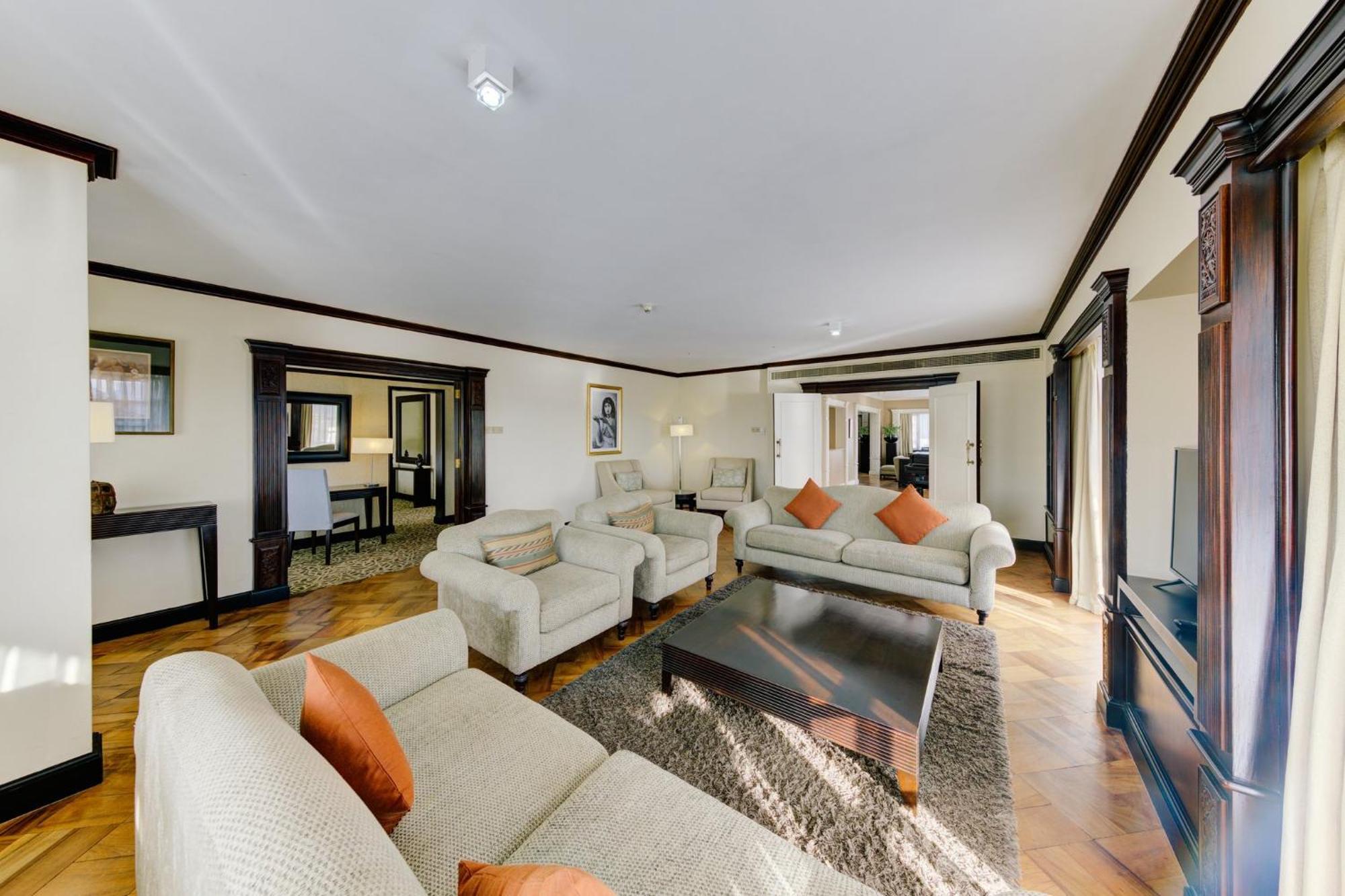 Cinnamon Lakeside Κολόμπο Εξωτερικό φωτογραφία The interior of a suite at the hotel
